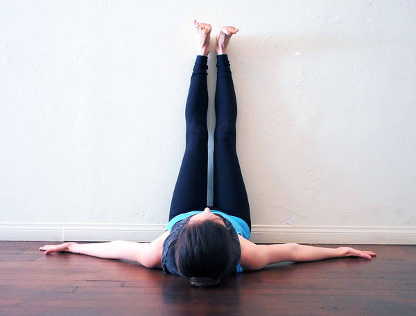 Bài tập yoga tư thế sát tường